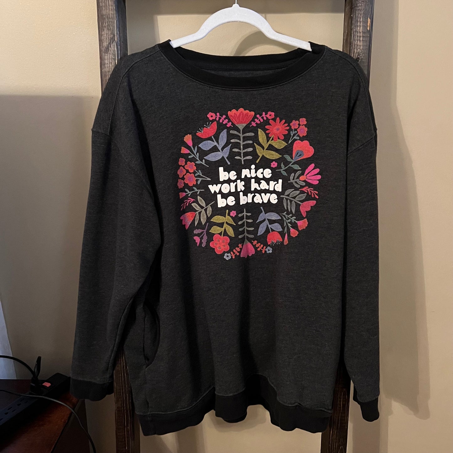 Size XL Natural Life Sweatshirt