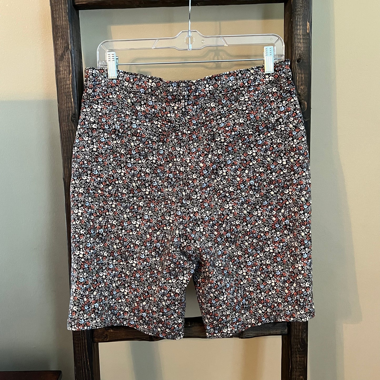 Size 12 Gloria Vanderbilt Amanda Floral Bermuda Shorts