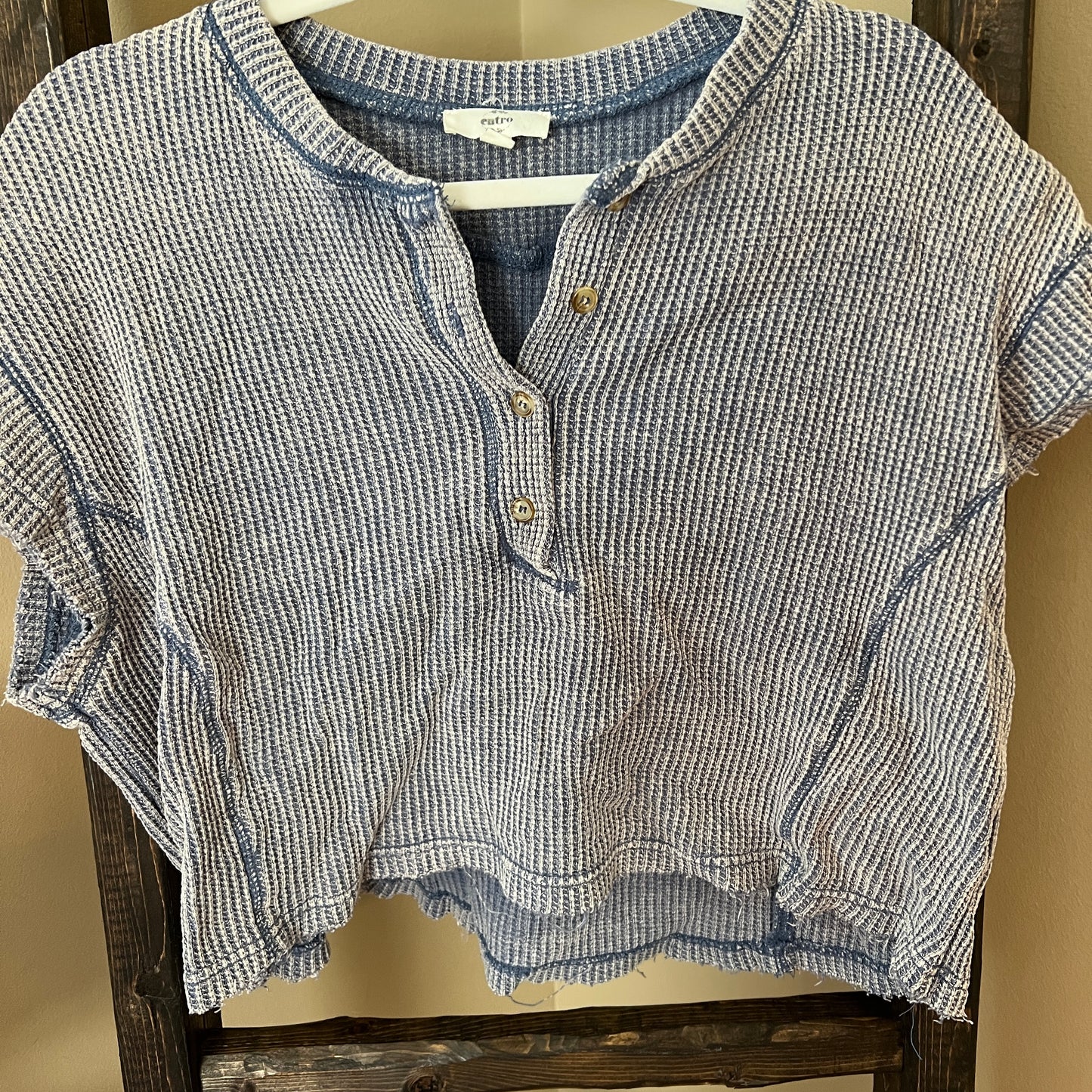 Size Medium Entro Cropped Shirt